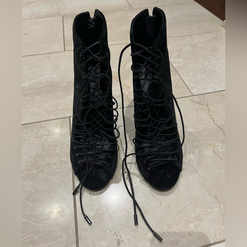Kendal and Kylie Ginny booties Size 8.5